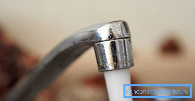 Musluktan gelen su basıncından gelen fotoğraf Musluktan gelen su basıncından gelen fotoğraf