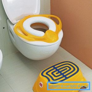 Fotoğraf, tuvalete çocukların yastığının nasıl takıldığını gösterir. Fotoğraf, tuvalete çocukların yastığının nasıl takıldığını gösterir.