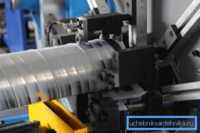 İş akışının parçası, silindirlerin daha fazla sıkılık için metalin nasıl yuvarlandığını görebilirsiniz. İş akışının parçası, silindirlerin daha fazla sıkılık için metalin nasıl yuvarlandığını görebilirsiniz.