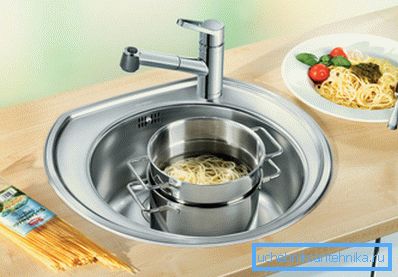 Fonksiyonel ve pratik paslanmaz çelik lavabo. Fonksiyonel ve pratik paslanmaz çelik lavabo.