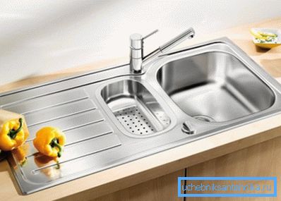 İki çanak ve su akışı için bir yüzey ile fonksiyonel yüzey yıkama. İki çanak ve su akışı için bir yüzey ile fonksiyonel yüzey yıkama.