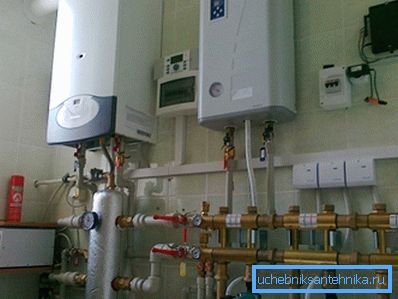 Gaz kazanı Ariston, yedek elektrikli bir kazan ile kombine bir ısıtma ağının bir parçası olabilir Gaz kazanı Ariston, yedek elektrikli bir kazan ile kombine bir ısıtma ağının bir parçası olabilir