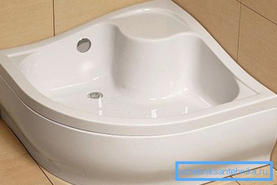 Banyo Köşesinde Koltuk ve Ayak Valfli Derin Akrilik Duş Teknesi Banyo Köşesinde Koltuk ve Ayak Valfli Derin Akrilik Duş Teknesi