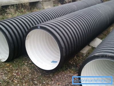 Fotoğraftaki oluklu borular, uzaktaki endüstriyel tesislere elektrik sağlamak için kullanılır Fotoğraftaki oluklu borular, uzaktaki endüstriyel tesislere elektrik sağlamak için kullanılır