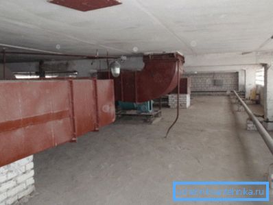 Evin çatı katındaki yatay kanallar Evin çatı katındaki yatay kanallar