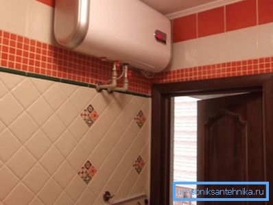 Banyo tavanının altında yatay tank. Banyo tavanının altında yatay tank.