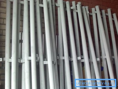 Kaynaklı fişler ve gecikmeli montaj plakalarına sahip hazır metal destek direkleri. Kaynaklı fişler ve gecikmeli montaj plakalarına sahip hazır metal destek direkleri.