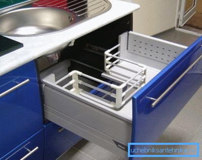 Lavabo altındaki alanın yetkili organizasyonu, mutfağın kullanımının konforunu ve pratikliğini arttırır.