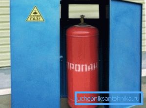 Metal bir kap içinde saklama kabı Metal bir kap içinde saklama kabı