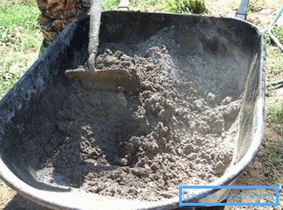 Hem porselen hem de toprak kaplar beyaz kilden yapılır, ancak ilk olarak, özel katkı maddeleri nedeniyle daha iyi tüketici özellikleri vardır. Hem porselen hem de toprak kaplar beyaz kilden yapılır, ancak ilk olarak, özel katkı maddeleri nedeniyle daha iyi tüketici özellikleri vardır.