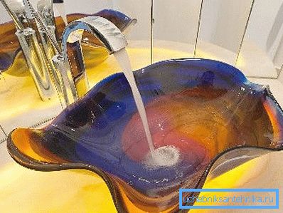 Suyun, camın ve üzerlerine düşen ışığın oyunu sadece şaşırtıcı. Suyun, camın ve üzerlerine düşen ışığın oyunu sadece şaşırtıcı.
