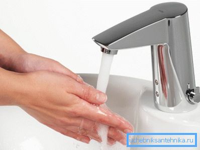 Kızılötesi sensör, ellerinizin musluğa yakın olduğu andaki su kaynağını açar. Kızılötesi sensör, ellerinizin musluğa yakın olduğu andaki su kaynağını açar.
