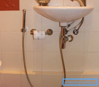 Bazen yağmurluk çift taraflı bant üzerine konur, duvarları delme ihtiyacını ortadan kaldırır. Bazen yağmurluk çift taraflı bant üzerine konur, duvarları delme ihtiyacını ortadan kaldırır.