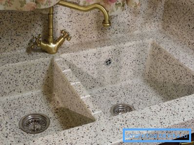 Bazen lavabo masa üstü ile kombine edilir, daha sonra iş daha da kolaydır, çünkü sistem başlangıçta kapatılır. Bazen lavabo masa üstü ile kombine edilir, daha sonra iş daha da kolaydır, çünkü sistem başlangıçta kapatılır.