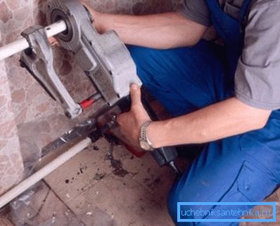 Bir elektrik vidası kullanarak ölmek Bir elektrik vidası kullanarak ölmek