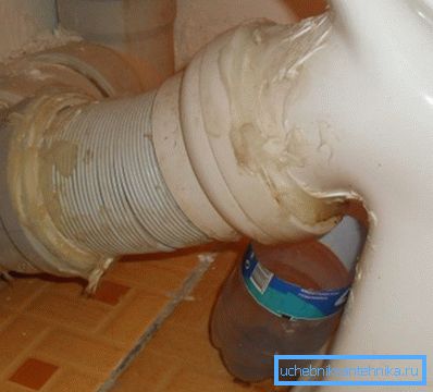 Sızdırmazlık maddesi veya silikon macun kullanımı, sadece küçük çatlakları veya çatlakları yok etmeyi mümkün kılar, daha büyük kusurlar için çimento kullanmanız gerekir