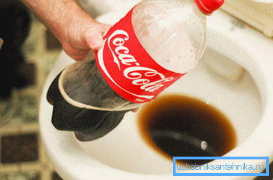 Tuvaleti temizlemek için Coca Cola'yı kullanın. Tuvaleti temizlemek için Coca Cola'yı kullanın.