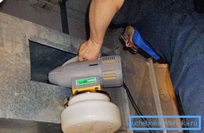 Elektrikli süpürge yerine bir buharlı temizleyici kullanarak Elektrikli süpürge yerine bir buharlı temizleyici kullanarak