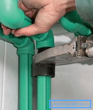 Plastik boru montajı için bir havya kullanılması Plastik boru montajı için bir havya kullanılması