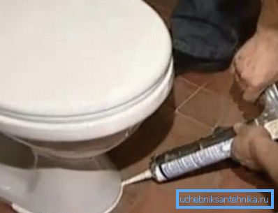 Boşlukları kapatmak ve sıkı bir şekilde sabitlemek için özel bir dolgu macunu kullanmak Boşlukları kapatmak ve sıkı bir şekilde sabitlemek için özel bir dolgu macunu kullanmak