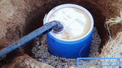 Bir septik tank varil olarak kullanmak orijinal teknik çözüm olarak adlandırılamaz, ancak geçici önlem olarak oldukça kabul edilebilir.