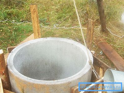 Kolonun altından toprağı kazın ve yukarı kaldırın. Kolonun altından toprağı kazın ve yukarı kaldırın.