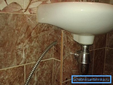 Hijyenik duş lavabonun altından dışarı çıkarılır. Hijyenik duş lavabonun altından çıkarılır.