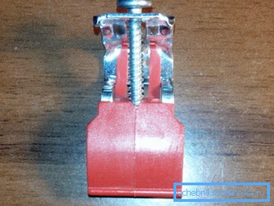 Metal ve plastik ürün büyütülmüş olarak.