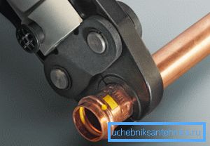 Ürünler özel maşa ile kıstırılarak kapatılır, talimatlar nasıl doğru bir şekilde yapılacağını söyleyecektir. Ürünler özel maşa ile kıstırılarak kapatılır, talimatlar nasıl doğru bir şekilde yapılacağını söyleyecektir.