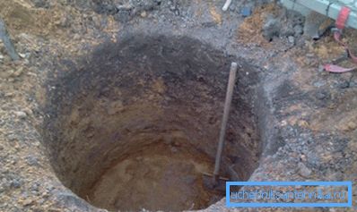 Beton halkalardan bir kesonun montajı için bir delik açmak. Beton halkalardan bir kesonun montajı için bir delik açmak.