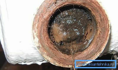 Eski ısıtma sisteminde kireç ve çamur tortuları.