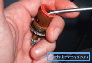 Metal kasa parçalarından fişi çıkarmak Metal kasa parçalarından fişi çıkarmak