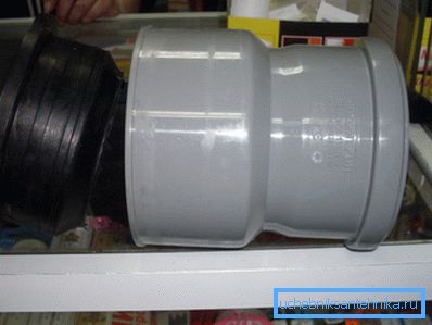 Bir lastik halka, içine monte edilmiş olan dökme demirden plastiğe adaptöre takılmalıdır. Bir lastik halka, içine monte edilmiş olan dökme demirden plastiğe adaptöre takılmalıdır.