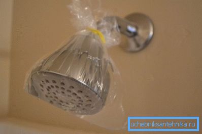Kaldırılmamışsa, duş sulaması kireçten nasıl temizlenir? Sirkeyi torbaya dökün ve yağmura sabitleyin, 1-2 saat bekletin, sonra yüzeyi iyice durulayın