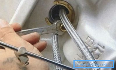 Mikserdeki lavabo nasıl düzeltilir? Bunun için özel bir set var - iki saplama, özel bir konfigürasyonda iki metal yıkayıcı ve bir conta Mikserdeki lavabo nasıl düzeltilir? Bunun için özel bir set var - iki saplama, özel bir konfigürasyonda iki metal yıkayıcı ve bir conta