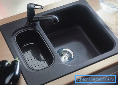 Taş lavabo - mutfak tezgahına yerleştirilmiştir. Taş lavabo - mutfak tezgahına yerleştirilmiştir.