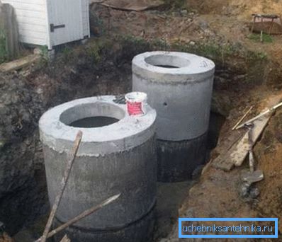 Tamamlanma aşamasında kanalizasyon beton kuyuları Tamamlanma aşamasında kanalizasyon beton kuyuları