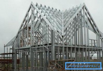 Evin çerçevesi tamamen metal profillerden yapılmıştır