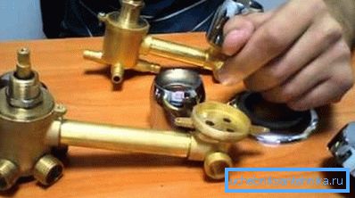 Duş musluk kartuşları, modları değiştirmek ve belirli bir sıcaklıkta su sağlamak için kullanılır. Duş musluk kartuşları, modları değiştirmek ve belirli bir sıcaklıkta su sağlamak için kullanılır.