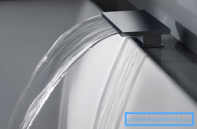 Cascade emzik bir şelale taklit oluşturur Cascade emzik bir şelale taklit oluşturur