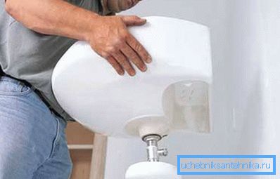 Çanak çömlek oldukça ağırdır, bu yüzden yalnız başa çıkmak zor olacaktır. Çanak çömlek oldukça ağırdır, bu yüzden yalnız başa çıkmak zor olacaktır.
