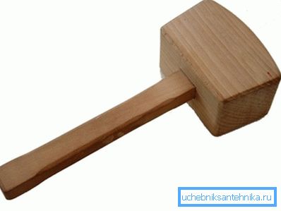Metal tabakaları bükmek için bir çekiç gereklidir. Metal tabakaları bükmek için bir çekiç gereklidir.