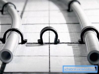 Klipler boruyu sağlam bir şekilde sabitler Klipler boruyu sağlam bir şekilde sabitler