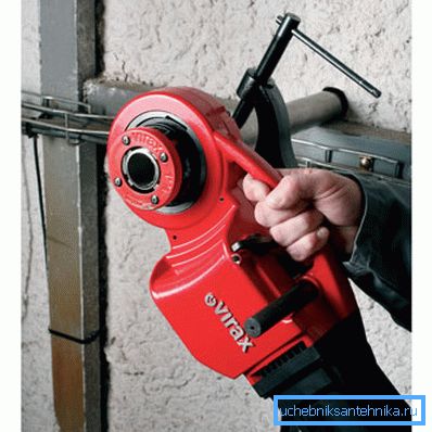 Elektrik ile donatılmış boruları kesmek için Klupp Elektrik ile donatılmış boruları kesmek için Klupp