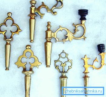 Anahtarların birikmesini önlemek için periyodik olarak çıkarılmalı, temizlenmeli ve yağlanmalıdır. Anahtarların birikmesini önlemek için periyodik olarak çıkarılmalı, temizlenmeli ve yağlanmalıdır.