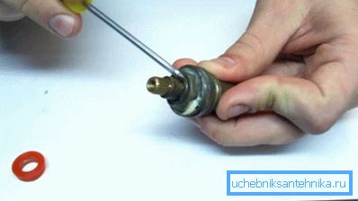 Kesici uçları değiştirirken, ölçeği veya ölçeği hemen temizlemeli ve ayrıca tüm sızdırmazlık lastik bantlarını ve halkalarını değiştirmeniz gerekir. Kesici uçları değiştirirken, ölçeği veya ölçeği hemen temizlemeli ve ayrıca tüm sızdırmazlık lastik bantlarını ve halkalarını değiştirmeniz gerekir.