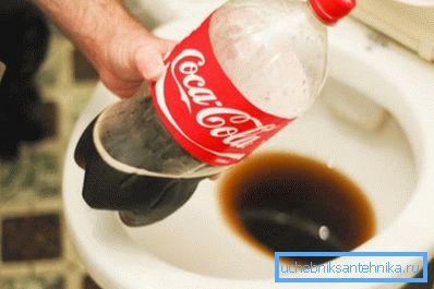 Coca-Cola sıhhi tesisatını temizlemek için etkili bir araçtır Coca-Cola sıhhi tesisatını temizlemek için etkili bir araçtır