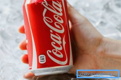 Cola tuvalette kahverengi bir patine ile baş edebiliyor Cola tuvalette kahverengi bir patine ile baş edebiliyor