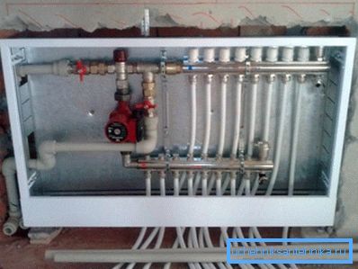 Isıtma devrelerinin egzoz boruları ile manifold. Isıtma devrelerinin egzoz boruları ile manifold.