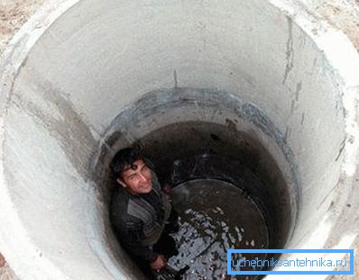 Ağırlıkları altında mayın içine düşen beton halkalar